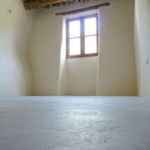 Nueva habitación muy luminosa, respetando las curvas naturales de las paredes, y magnífico suelo de yeso usando una técnica antigua perdida. Judith & Alan - estado final