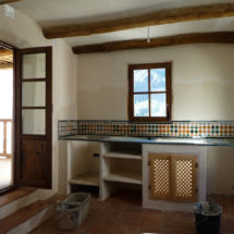 Las paredes interiores están decoradas, nuevas ventanas, azulejos fabricados localmente, y una cocina construida en estilo tradicional. Judith & Alan - estado final