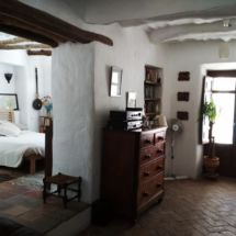 DESPUÉS: el techo y las paredes se trataron y se cubrieron con cal, se reemplazó el suelo viejo y se abrió la puerta de la habitación izquierda. Yasmin nuevos cuartos