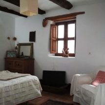 DESPUÉS: Habitación encantadora y luminosa con techos renderizados en estilo tradicional. Yasmin: habitación - después