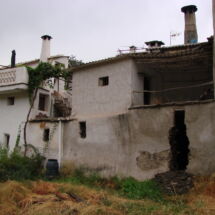 BEFORE: walls are cracked, in bad condition, tiny windows, no fence on terrace. Judith & Alan - original state