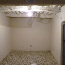 ANTES: Baño con paredes húmedas, techo polvoriento y suelo viejo. Yasmin baño antes