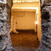 ANTES: Apertura de la nueva puerta al futuro baño, instalación de calefacción por suelo radiante. Yasmin cuarto de baño - antes